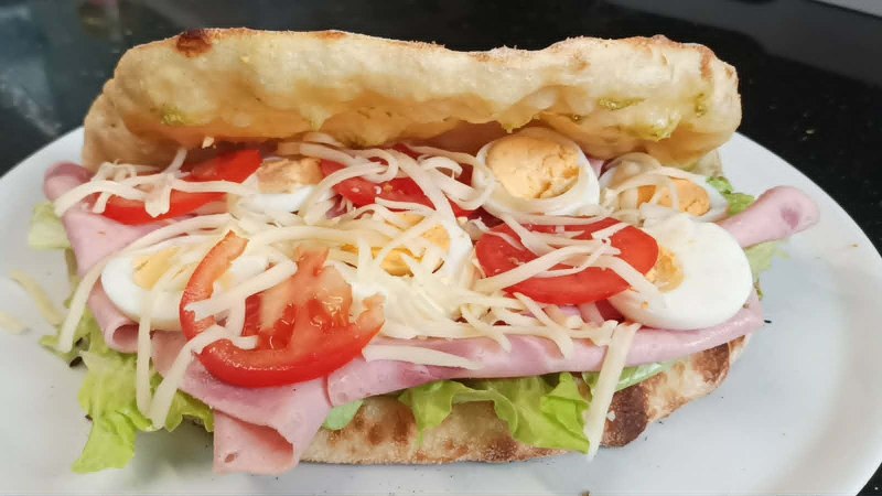 Panuozzo Schinken-Ei mit Champignoncreme